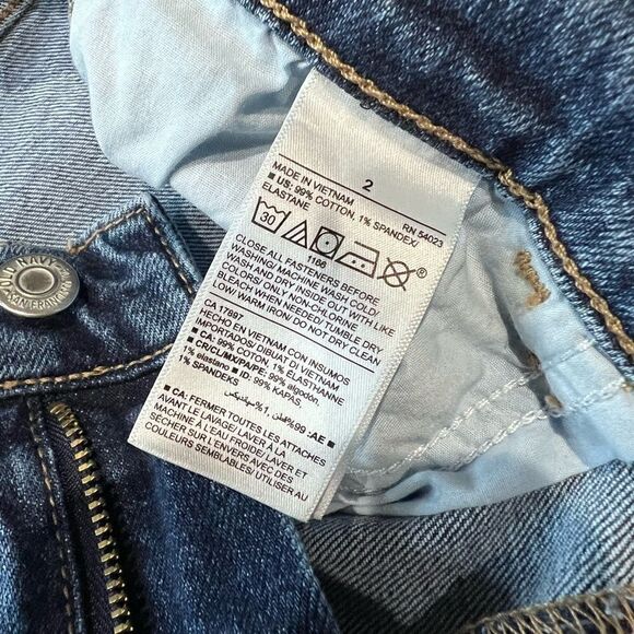 Old Navy boyfriend, mid rise, jean shorts, size 2 - Picture 8 of 11